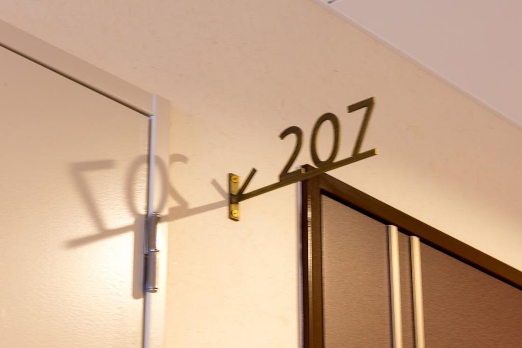 Suzakukan Suzaku Crossing 京都市 エクステリア 写真 Room number sign