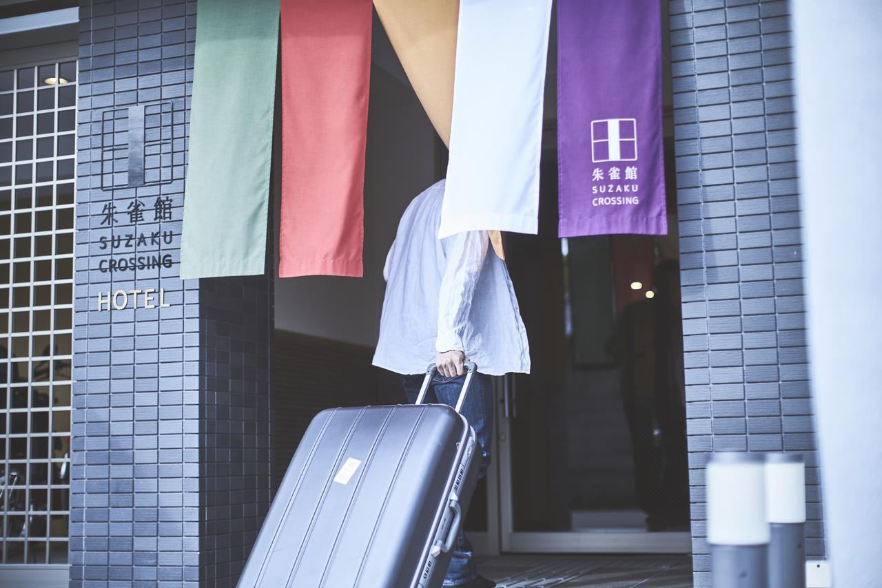 Suzakukan Suzaku Crossing 京都市 エクステリア 写真 A woman with a suitcase at the Suzhou Creek crossing